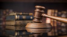 Определение о мировом соглашении не является судебным актом, устанавливающим права на недвижимость, а заявление от правообладателя в отсутствии его воли может подать пристав