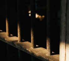 Осужденный обманом похитил денежные средства сотрудника колонии, обещая помощь в покупке машины