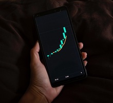 С целью заработка на биржевой площадке мужчина перевел мошенникам собственные накопления и кредитные средства