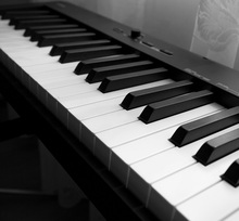 Просила суд взыскать с продавца стоимость возвращенного продавцу некачественного цифрового пианино