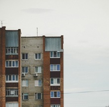 Проживая с согласия потерпевшего в его квартире, мужчина решил похитить и продать жилое помещение