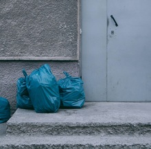 Регоператор в суде взыскивал долг за оказание услуг по обращению с твердыми коммунальными отходами. Потребитель оспорил факт оказания услуги