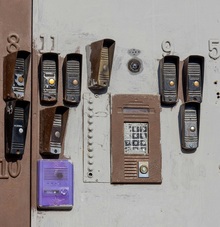 Замена домофона либо получение ключа от него – распространенные уловки мошенников, нацелившихся на хищение средств граждан