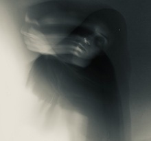 Сообщила потерпевшему несоответствующие сведения о себе, что является федеральным судьей и профессиональным юристом