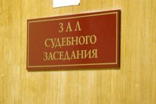 Суд осудил женщину за умышленное причинение тяжкого вреда здоровью, повлекшее смерть потерпевшего, и взыскал в пользу его матери моральный вред